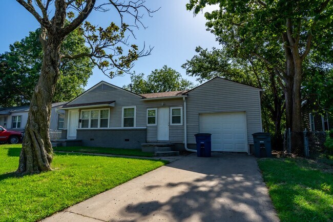 Building Photo - 3 Bed / 1 Bath in Tulsa!