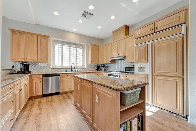 Building Photo - Queensridge Beauty - 5 bedroom on a 1/4+ acre lot