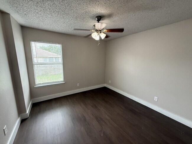 Building Photo - 1100 Alexandria Dr