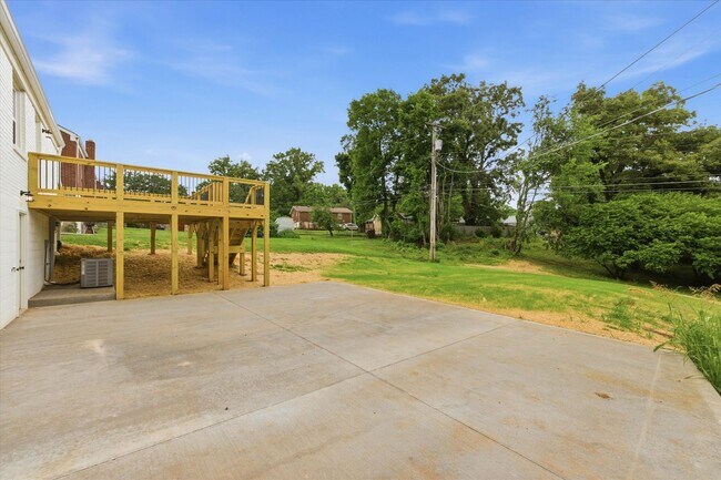 Building Photo - 221 Clearview Dr