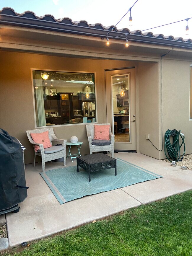 Building Photo - 463 E Ruby Pl