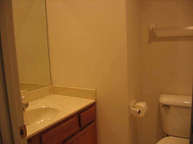 Building Photo - 233 Fairmont Ct