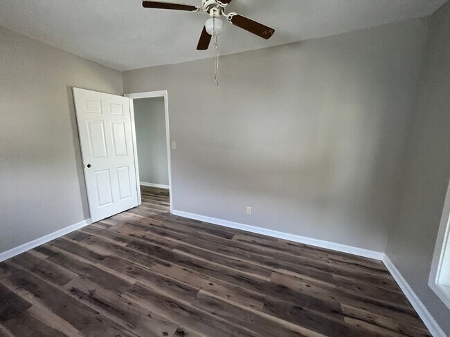 Building Photo - Quaint 2 Bedroom in Shelbyville!