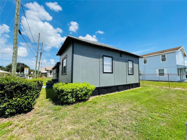 Building Photo - 1023 Ave D