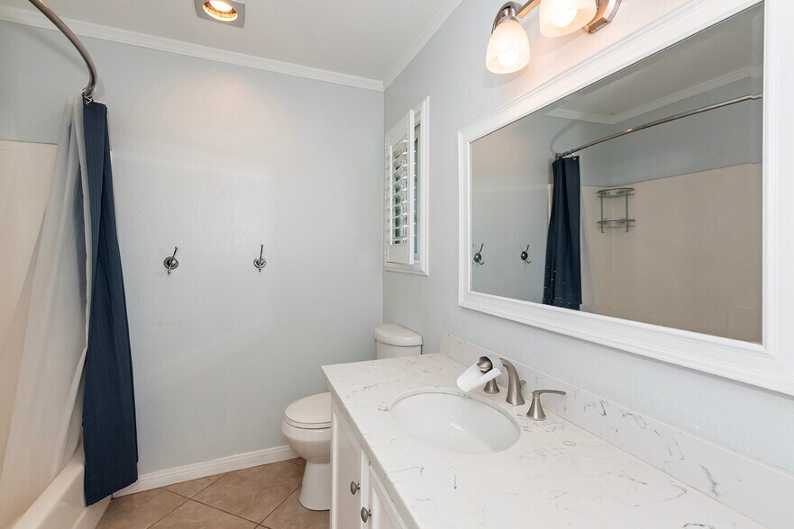 Junior master bathroom - 7880 Mission Vista Dr