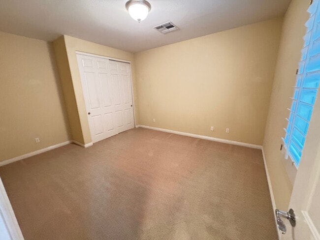 Building Photo - Spacious 4 Bedroom Home with Private Pool!