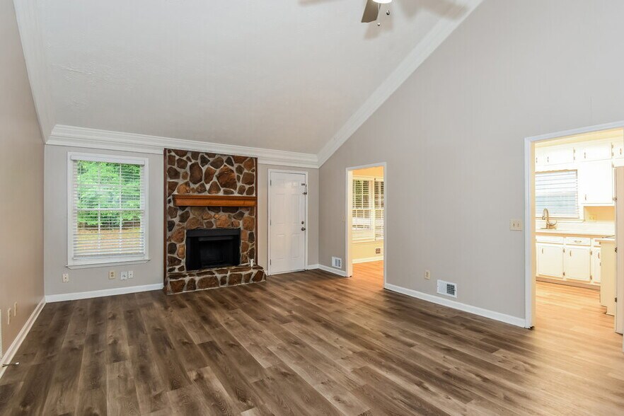 Building Photo - 1111 Realm Ln
