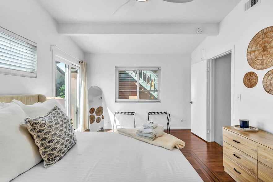 Building Photo - 4585 Saratoga Ave