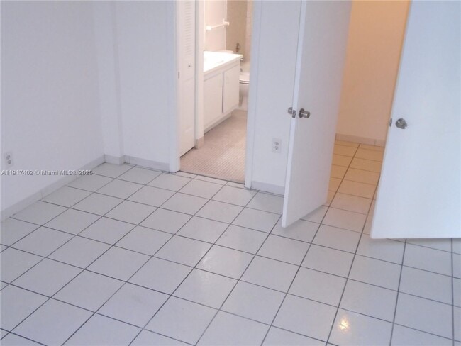 Building Photo - 4174 Inverrary Dr