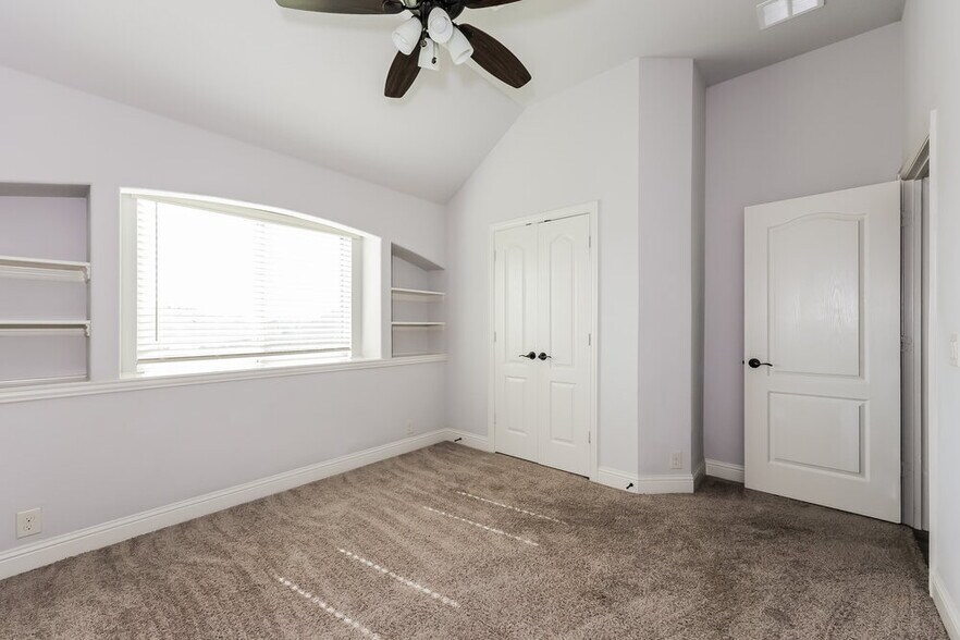 Building Photo - 1024 English Oak Dr