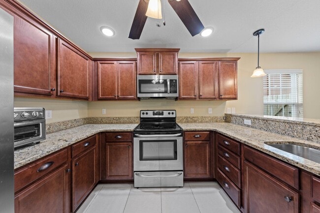 Building Photo - 876 Fairview Dr