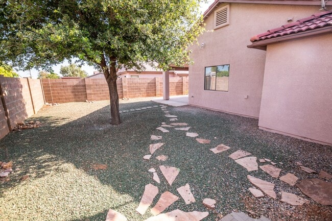 Building Photo - Charming 3-bedroom, 2-bathroom Home w/ 2 C...