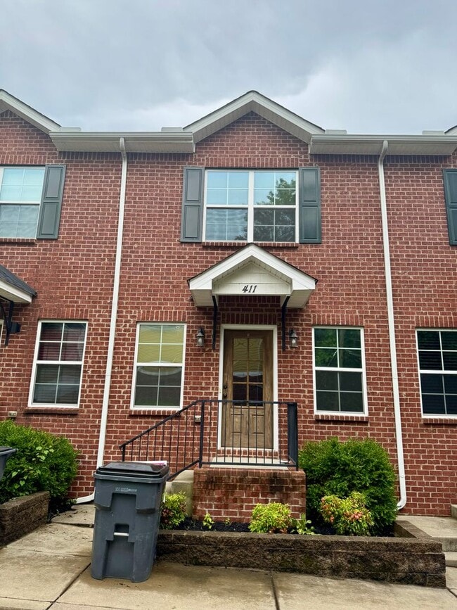 Building Photo - Luxury Townhouse! 2 Bed/2.5 Bath, 1 Car ga...