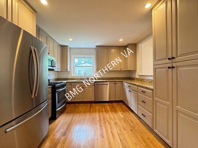 Building Photo - 1109 Hillcrest Dr SW