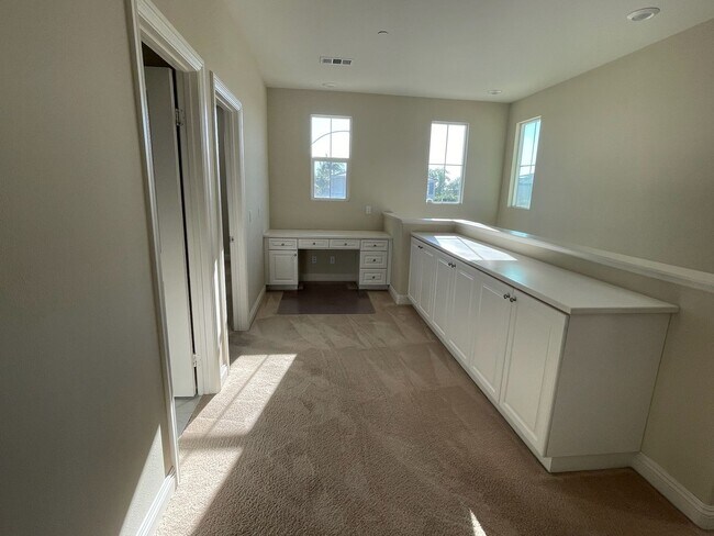 Building Photo - Stunning 4 bedroom home in Vista-With Solar!