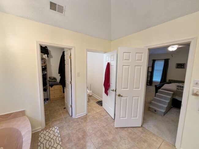 Building Photo - 743 Grovewood Dr