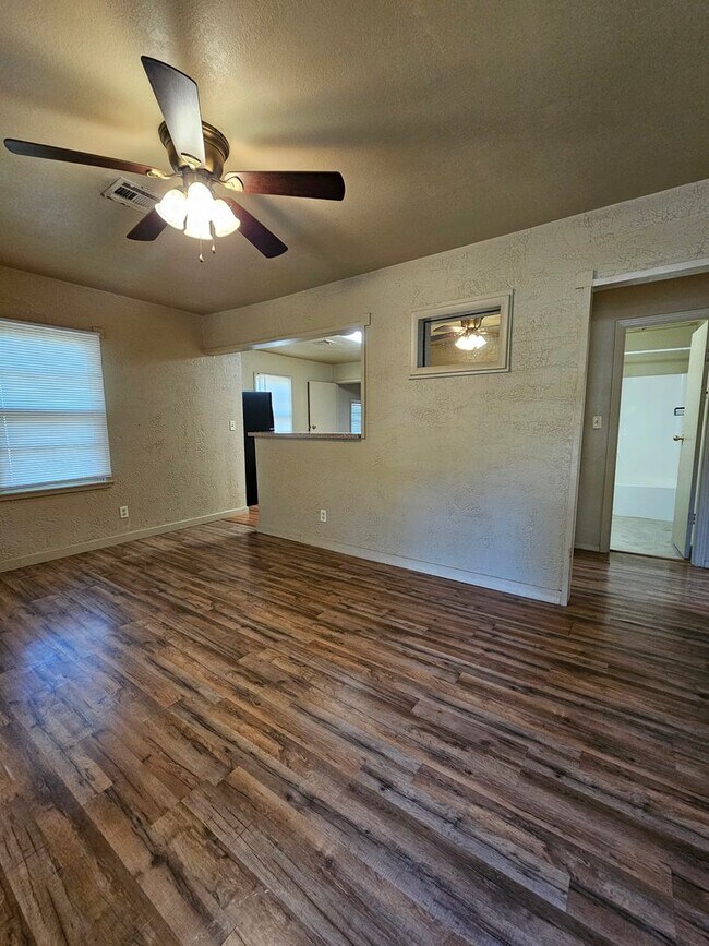 Building Photo - (2) Bed/(1) Bath w/ (2) Living Areas + Uti...