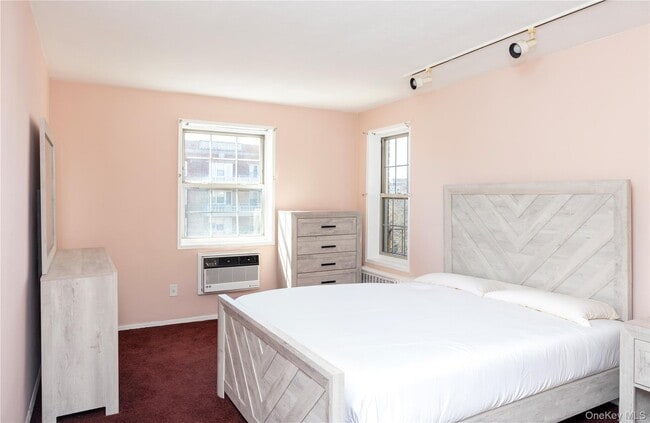 Building Photo - 84-39 153rd Ave