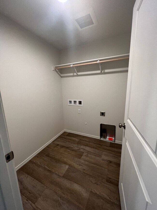 Building Photo - Modern 3 Bed 2 Bath!! Covered Patio!!