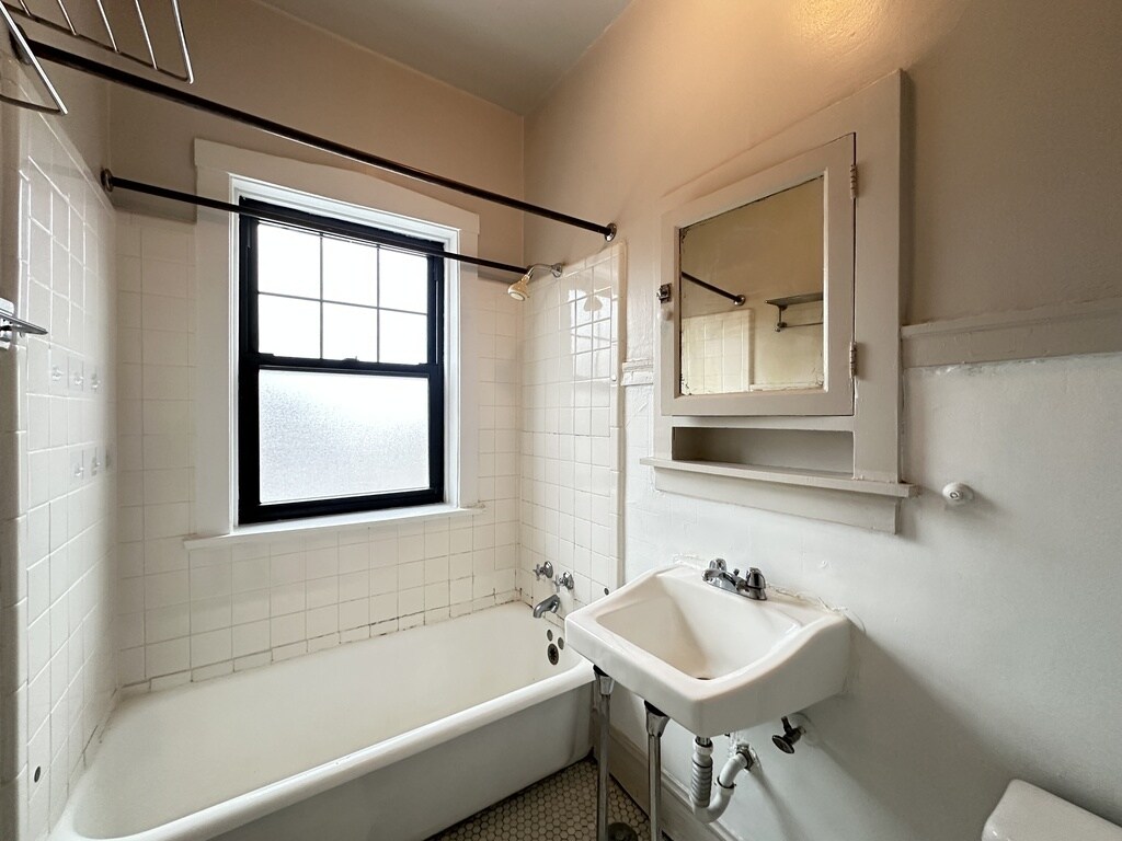 Building Photo - 1312 Oak Ave