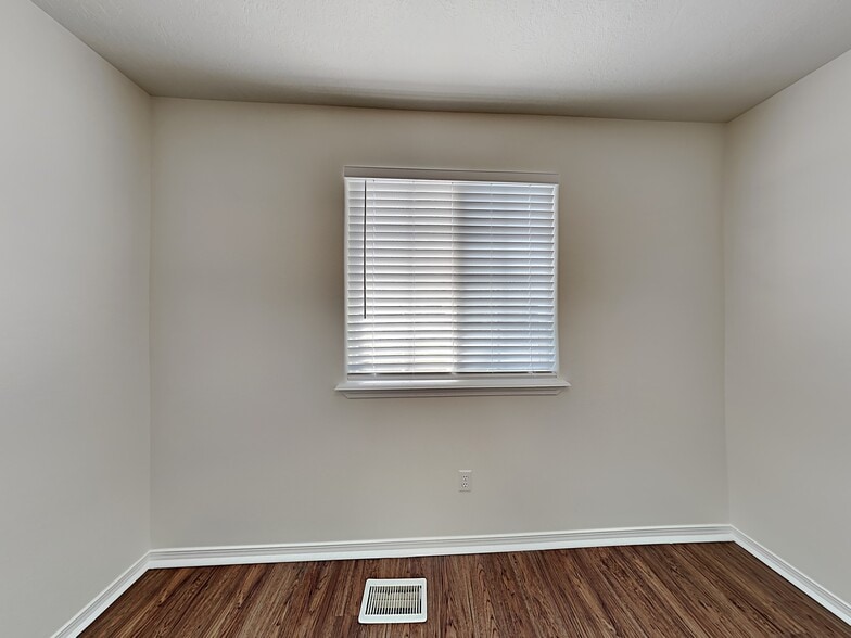 Building Photo - 802 NW 9th Pl