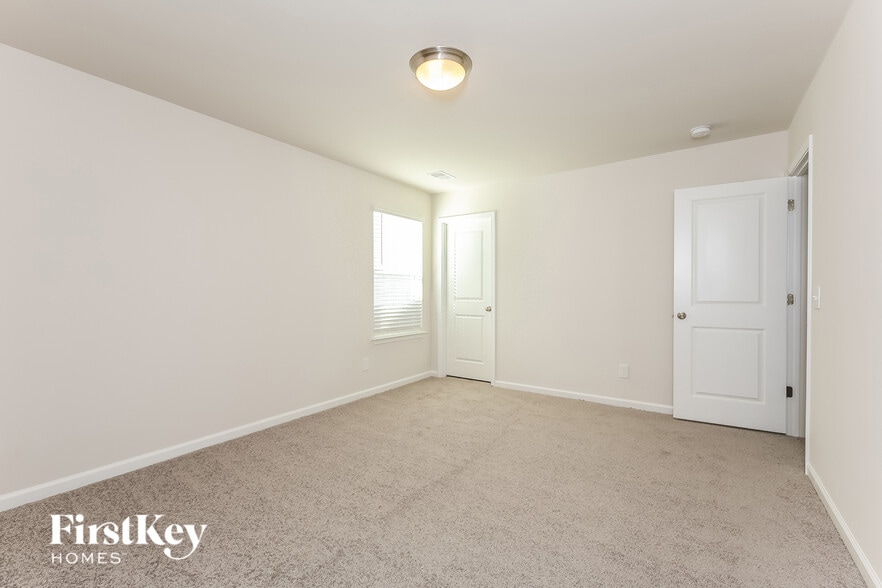 Building Photo - 562 Hillpark Ln