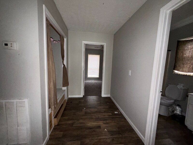 Building Photo - 1211 Redbud St