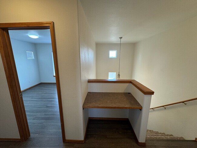 Building Photo - Spacious 4 Bed, 2.5 Bath Home!
