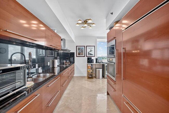 Building Photo - 101 S Fort Lauderdale Beach Blvd