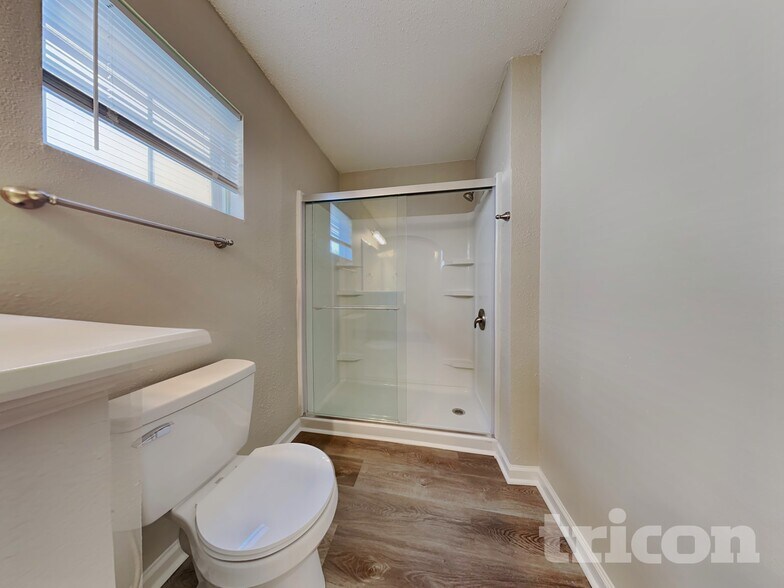 Building Photo - 2490 Lakecrest Dr