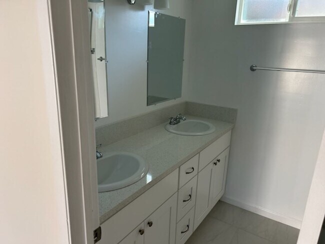 Building Photo - 4BD/$5650 MO/ 1 STORY HOME/WESTLAKE VILLAGE