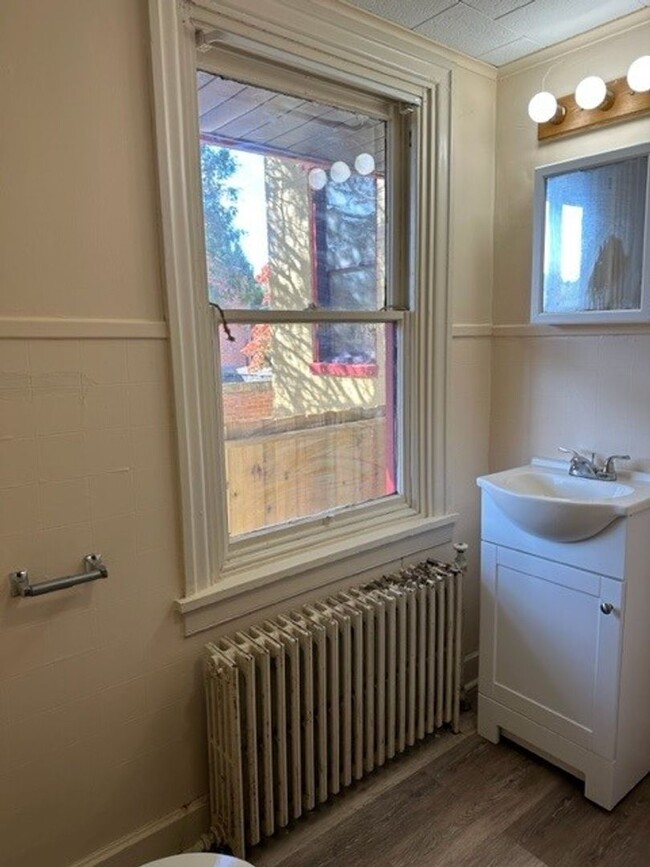 Building Photo - Welcome to our cozy 2nd floor 2-bedroom, 1...