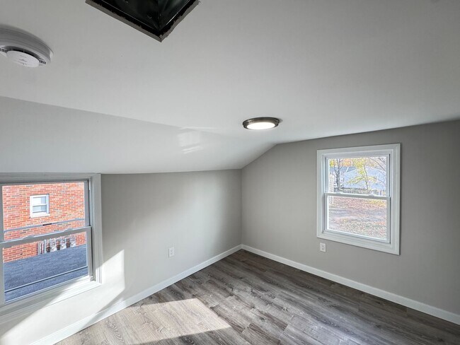 Building Photo - BRAND NEW RENOVATION! Modern 3BR Single Fa...