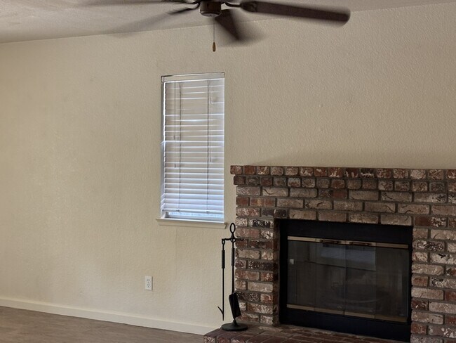 Building Photo - Modesto 4 Bedroom 2.5 Bathroom Home