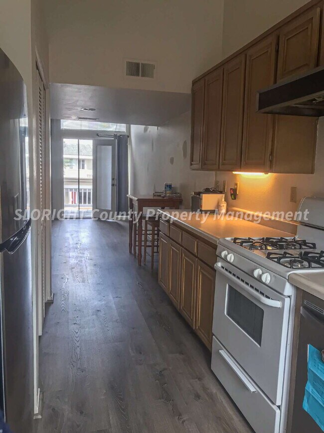 Building Photo - AVAILABLE NOW - 2 Bedroom plus den and loft / 2 Bathroom Condo on East Foothill in SLO
