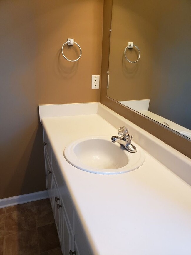Building Photo - Nice 3 BD/ 2 BA Home