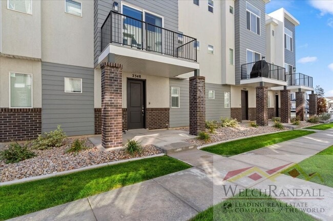 Building Photo - Beautiful 3 Bed 2.5 Bath Townhome in West ...