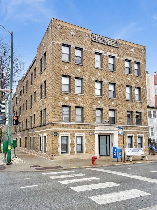 Primary Photo - 2959 N Damen Ave