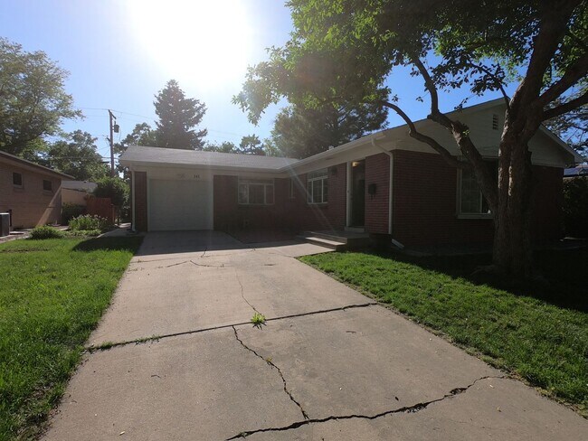Building Photo - Beautifully remodeled 3 bed 2.5 bath house in Broomfield