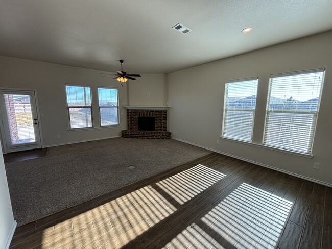 Building Photo - 3 bed 2 bath with 2 car garage located in ...