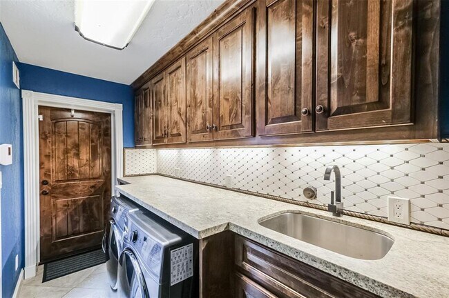 Building Photo - 8638 Oakford Dr