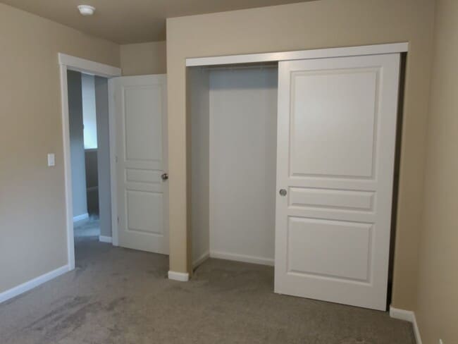 Building Photo - Freshly updated 4 bedroom 2.5 bath, two st...