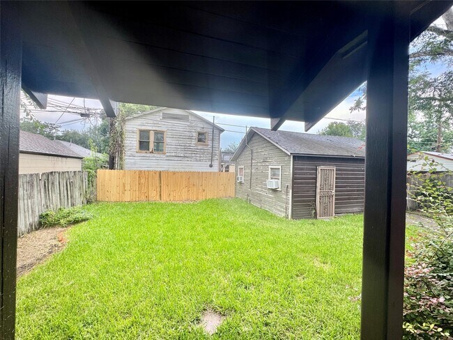 Building Photo - 831 Pizer St