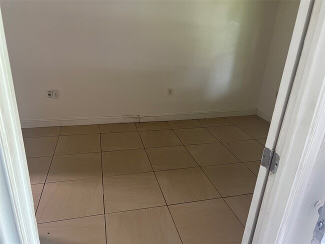 Building Photo - 10010 Cathedral Dr