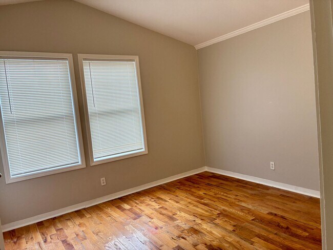 Building Photo - 2820-2824 Divinity