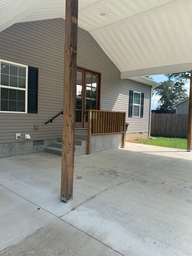 Building Photo - Modern comfort and privacy in the heart of...