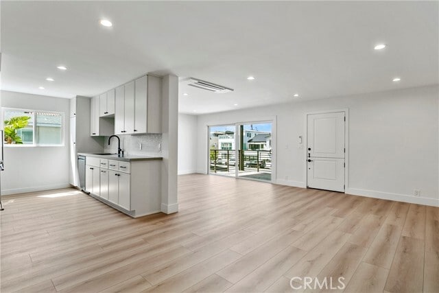 Building Photo - 913 W Balboa Blvd