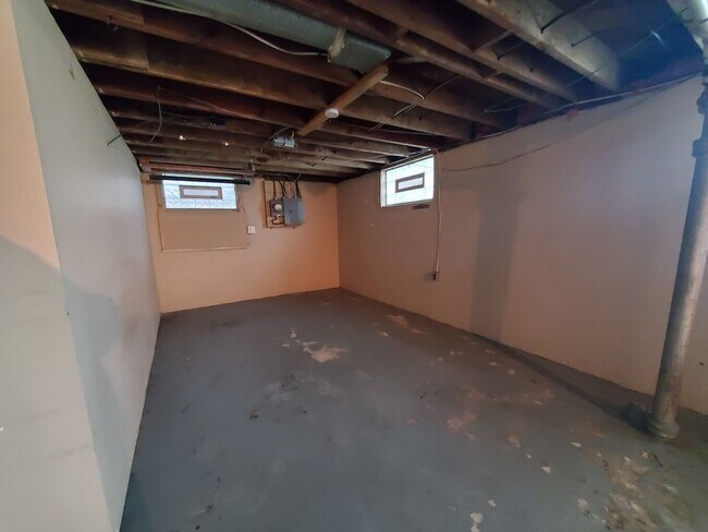 Building Photo - Belmont 2 Bedroom Bungalow