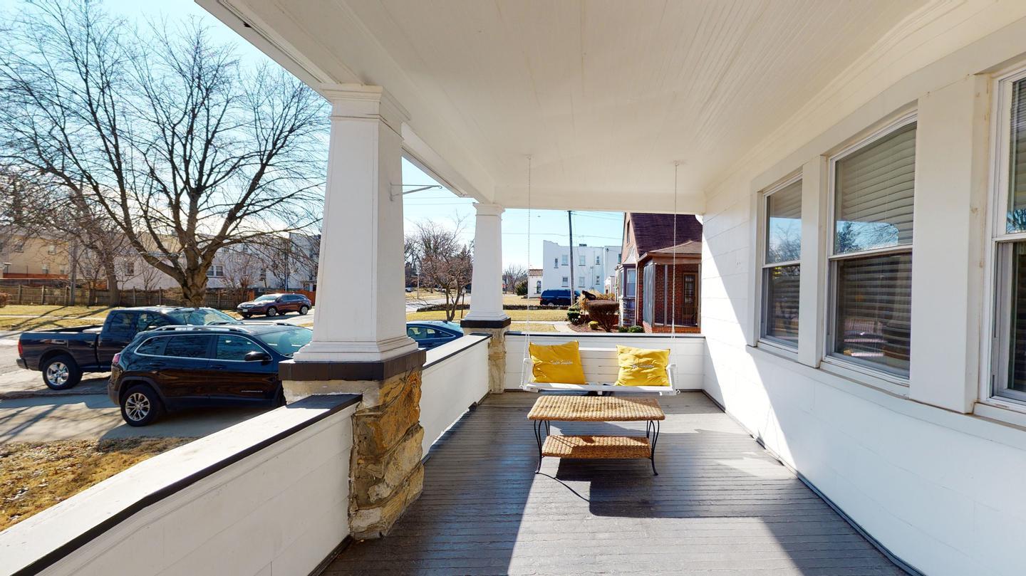 Building Photo - Beautifully updated East Arlington home by...