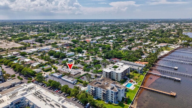 Building Photo - 1204 S Lake Dr